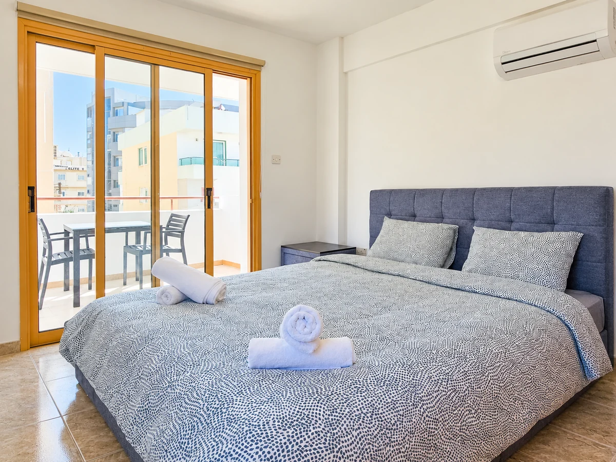 Studio 2: bed view
