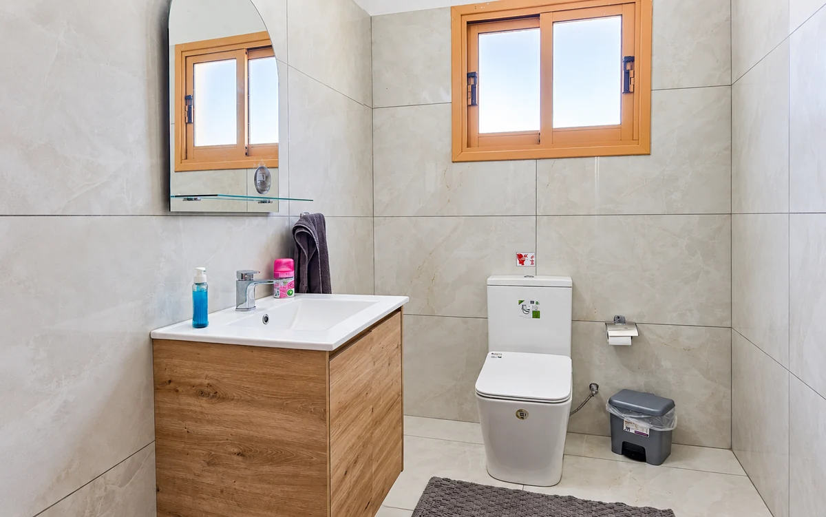 Shared area: Central City: shared bathroom with washbasin and toilet